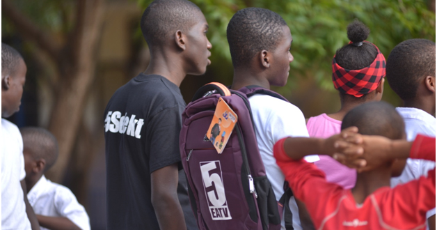 Wanafunzi wa Wazo Hill Secondary School waliojishindia t-shirt na begi wakiwa makini kufuatilia tamasha la 5SELEKT linavyoendelea  lililofanyika shuleni hapo siku ya ijumaa ya tarehe 29Julai 2016.