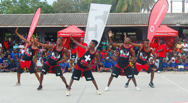 Mavuno Crew wakifanya yao katika Usaili wa pili wa mashindano ya kudansi ya dance100% yaliyofanyika viwanja vya Don Bosco - Upanga.