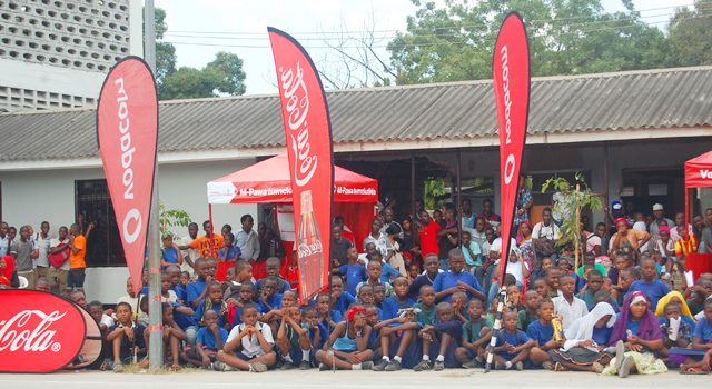 Baadhi ya mashabiki wa mashindano ya Dance100% waliojitokeza katika viwanja vya Don Bosco - Upanga wakifatilia kwa makini mashindano hayo, dance100% imedhaminiwa na Vodacom Tanzania na kinywaji rasmi ni Cocacola.