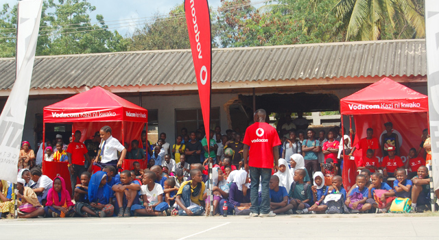 Baadhi ya mashabiki waliojitikeza kushuhudia mashindano ya Dance100% katika viwanja vya Don Bosco - Upanga