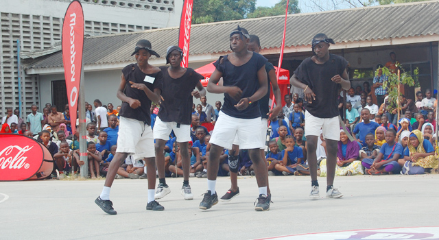 Vijana wanaounda kundi la Perfect Crew wakionesha uwezo wao katika Usaili wa Pili katika mashindano ya Dance100% yaliyofanyika Don Bosco - Upanga jijini Dar es salaam mwishoni mwa wiki.