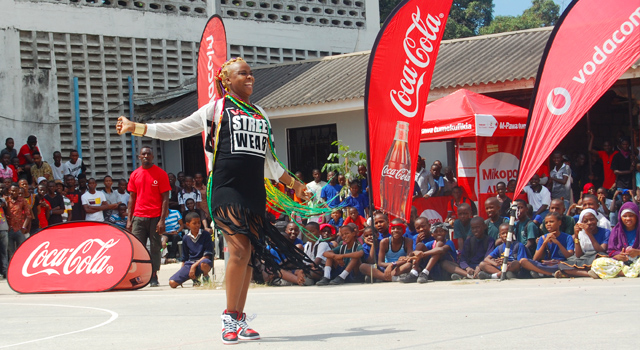 mmoja wa majaji Queen darleen akiingia kwa madaha, Mashindano ya Dance100% yanadhaminiwa na Vodacom Tanzania na kinyaji rasmi cha mashindano ni Cocacola.