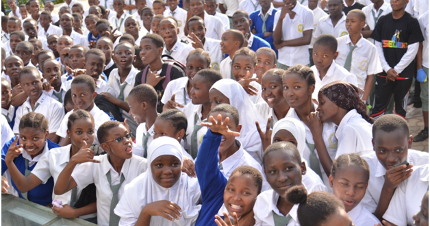 Wanafunzi wa shule ya Wazo Hill Secondary School wakiwa na nyuso za furaha zenye kuhashiria kufurahia tamasha la 5SELEKT lililofanyika shuleni hapo siku ya ijumaa tarehe 29Julai 2016.