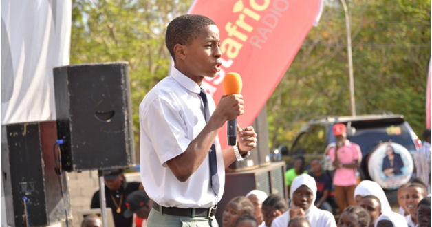 Mmoja wa wanafunzi wa shule ya Wazo Hill Secondary School akitoa neno lenye hamasa (“speech”) kwa wanafunzi wenzake kwenye tamasha la 5SELEKT lililofanyika shuleni hapo siku ya ijumaa ya tarehe 29Julai2016.