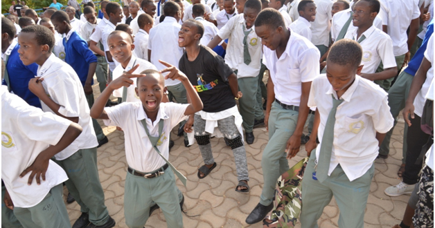 Wanafunzi wa shule ya Wazo Hill Secondary School wakifurahia burudani ya mziki iliyokua ikitolewa na msanii wa bongo fleva ajulikanae kwa jina la Mr. Blue kwenye tamasha la 5SELEKT lililofanyika shuleni hapo siku ya ijumaa ya tarehe 29Julai 2016.