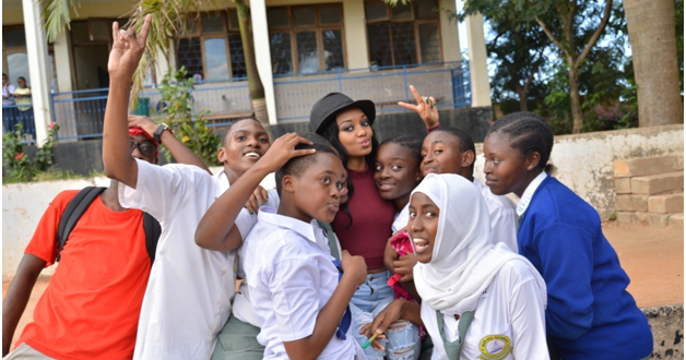 Baadhi ya wanafunzi wa shule ya Wazo Hill Secondary School wakipata picha ya pamoja na mmoja wa waendeshaji wa tamasha la 5SELEKT shuleni hapo ajulikanae kwa jina la Vanila,  mwishoni mwa tamasha hilo siku ya ijumaa ya tarehe 29Julai 2016.