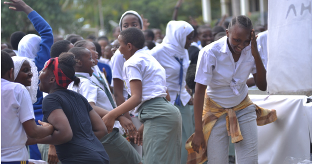 Baadhi ya wanafunzi wa Wazo Hill Secondary School wakifurahia tamasha la 5SELEKT lililofanyika shuleni hapo siku ya ijumaa ya tarehe 29Julai 2016.