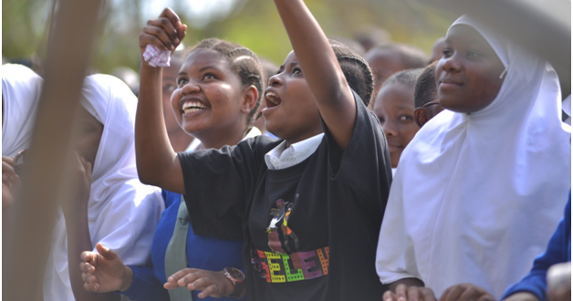 Baadhi ya wanafunzi wa shule ya Wazo Hill Secondary School wakifurahia tamasha la 5SELEKT lililofanyika shuleni hapo siku ya ijumaa ya tarehe 29Julai 2016.