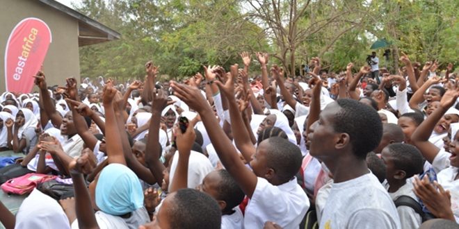 Wanafunzi wa shule ya Sekondari Kisota wakifurahia tamasha la 5SELEKT lililofanyika shuleni hapo siku ya ijumaa ya tarehe 12 mwezi huu.