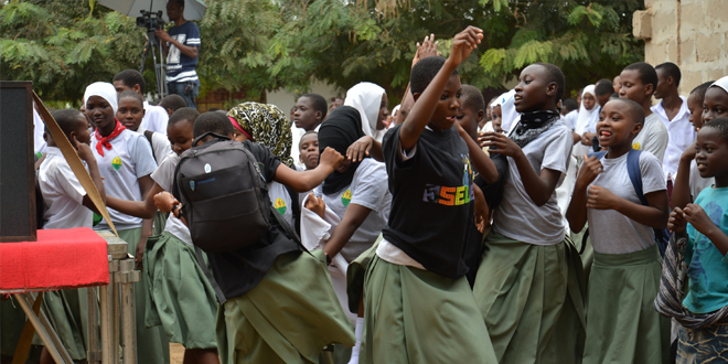 Baadhi ya wanafunzi wa shule ya sekondari Kisota iliyopo Kigamboni,  wakifurahia tamasha la 5SELEKT  kwa kucheza nyimbo ambazo zilikua zinapigwa kwenye tamasha hilo lililofanyika shuleni hapo siku ya ijumaa ya tarehe 12 mwezi huu.