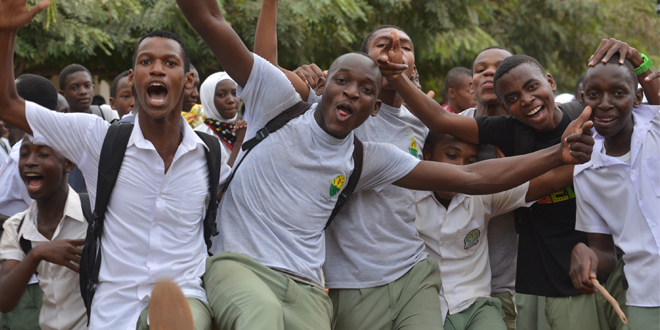 Baadhi ya wanafunzi wa shule ya sekondari Kisota iliyopo Kigamboni,  wakifurahia tamasha la 5SELEKT lililofanyika shuleni hapo siku ya ijumaa ya tarehe 12 mwezi huu.