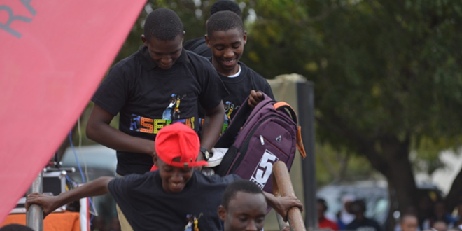 Baadhi ya wanafunzi wa shule ya sekondari Makongo wakiwa na nyuso za furaha baada ya kujishindia zawadi mbalimbali zilizoandaliwa kwenye tamasha la 5SELEKT lililofanyika shuleni hapo siku ya ijumaa ya tarehe 26agosti 2016.