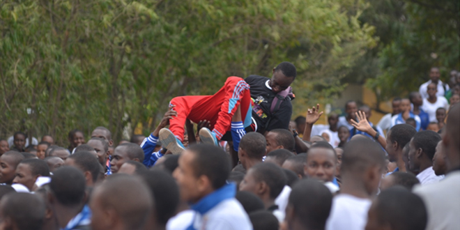 Baadhi ya wanafunzi wa shule ya sekondari Makongo wakimshangilia mwanafunzi mwenzao kwa kumbeba juu baada ya kujishindia zawadi kama “t-shirt” na begi kwenye tamasha la 5SELEKT lililofanyika shuleni hapo siku ya ijumaa ya tarehe 26Agosti 2016.
