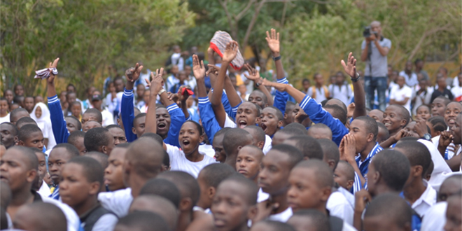 Umati wa wanafunzi wa shule ya sekondari Makongo wakishangilia kuhashiria kufurahia tamasha ambalo lilifanyika shuleni hapo siku ya ijumaa ya tarehe 26Agosti 2016.