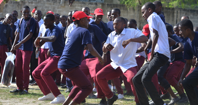 Wanafunzi wa shule ya Brilliant ya Mbezi jijini Dar es salaam wakionyesha umahiri wao katika kucheza muziki wa Singeli katika Tamasha la 5 Selekt lililofanyika shuleni hapo siku ya Alhamisi ya tarehe 13/10/2016.