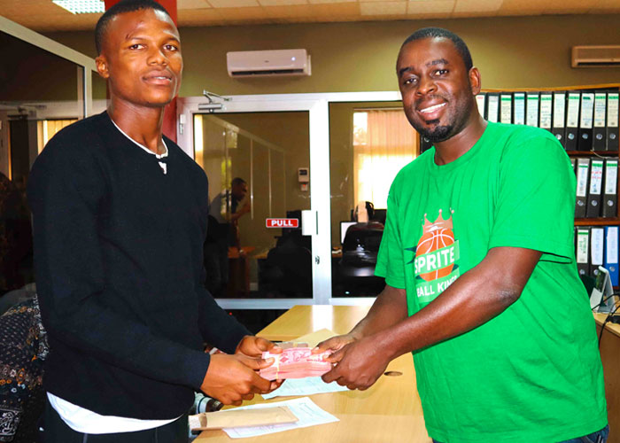 Mchezaji bora (MVP) wa mashindano ya Sprite Bball Kings 2019, Baraka Sadick akipokea zawadi ya kitita cha pesa