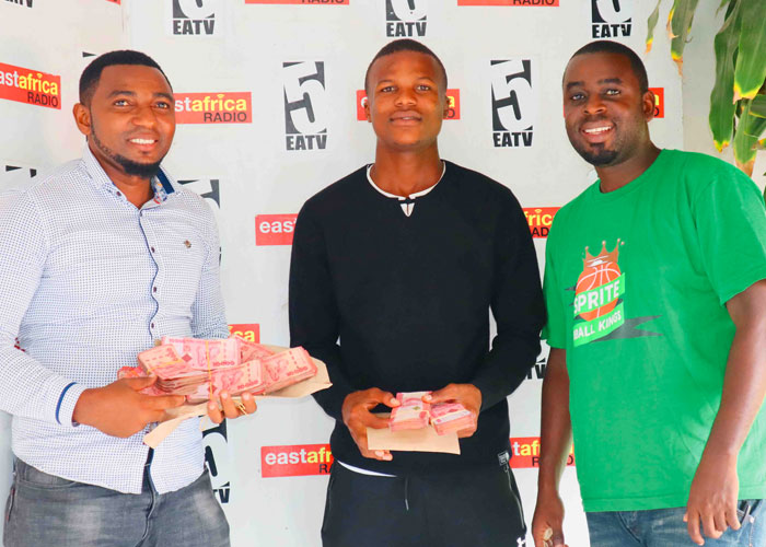 Kocha na mchezaji bora wakiwa kwenye picha ya pamoja na msemaji wa mashindano ya Sprite Bball Kings 2019