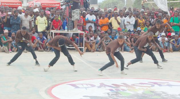 Kundi la G.M.F likionesha uwezo wake wa kucheza katika usaili wa kwanza wa mashindano ya #2015Dance100 yaliyofanyika katika viwanja vya TCC - Chang&#039;ombe jijini Dar es salaam tarehe 26/7/2015