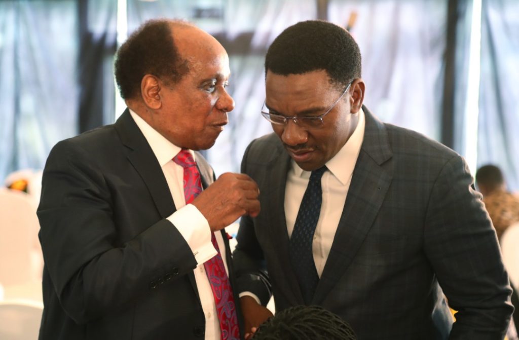 Mzee Meni akiwa na Paul Makonda