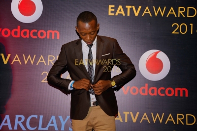 Mdau akiseti kivazi kwenye Red Carpet ya EATV AWARDS