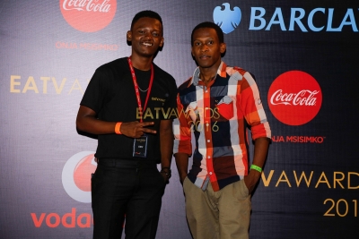 Kevin na mdau kwenye Red Carpet ya EATV AWARDS