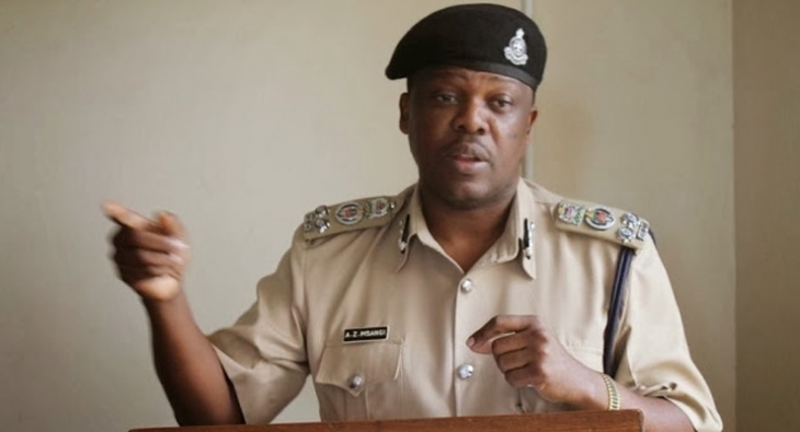 BABA AMUUA MWANAYE KISHA KUMZIKA KISA KAJISAIDIA KILA MAHALI NDANI 