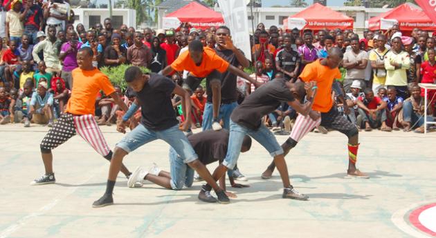 kundi la UN6 ni moja ya makundi yaliyojitokeza katika mshindano ya #2015Dance100 ikiwa ni usaili wa kwanza kufanyika mwaka huu yaliyofanika katika viwanja vya TCC-Chang&#039;ombe, likionesha uwezo wake wa kudansi